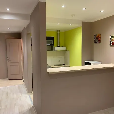 Riverside Promenade M *