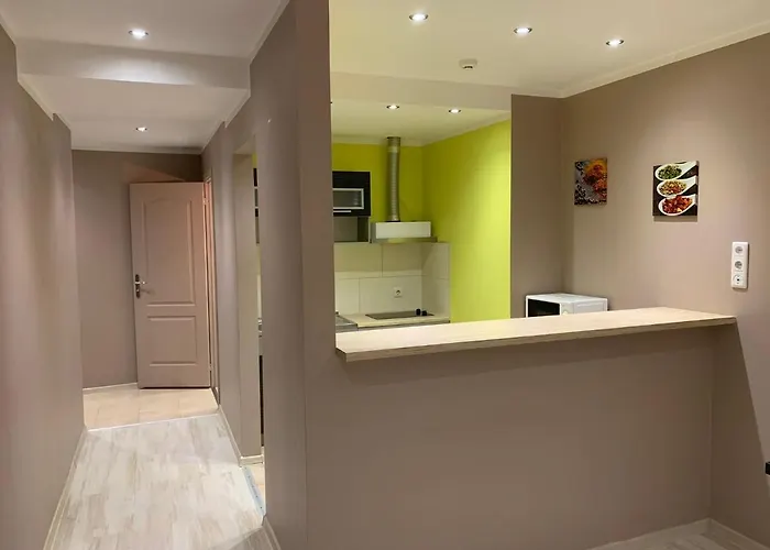 Riverside Promenade M *